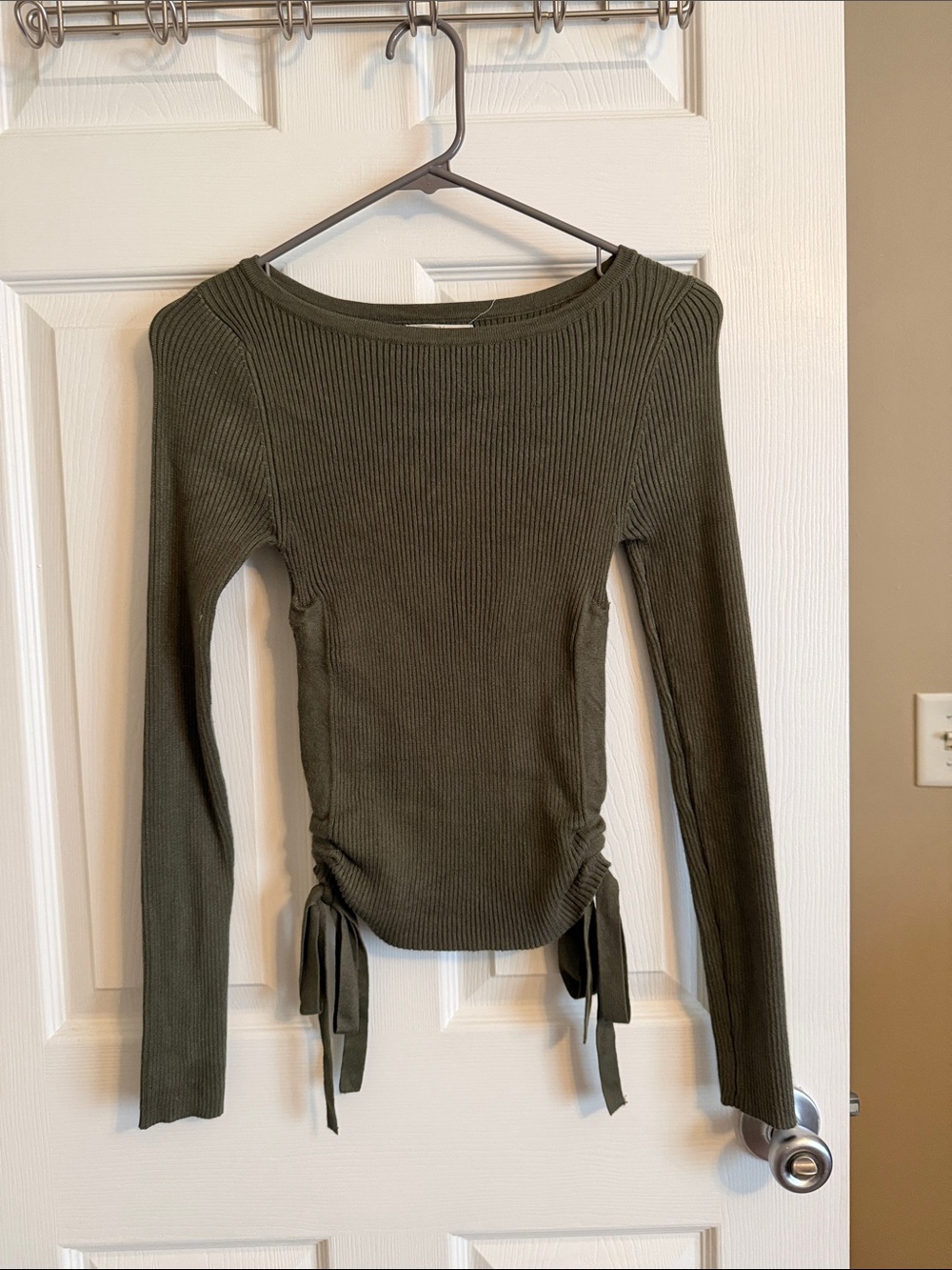 Slim Ribbed Long-Sleeve Tie-Hem Top in Olive
